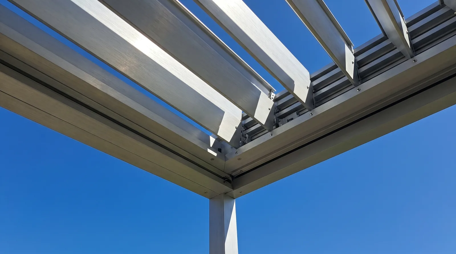 Pergola bioclimatique à lames orientables sur une terrasse en Suisse