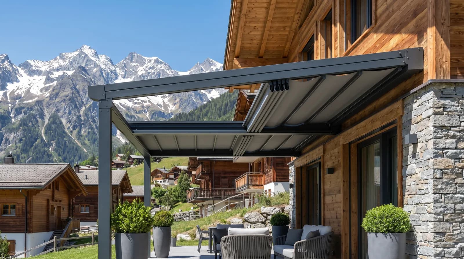 Pergola à lames orientables sur une terrasse face au paysage suisse