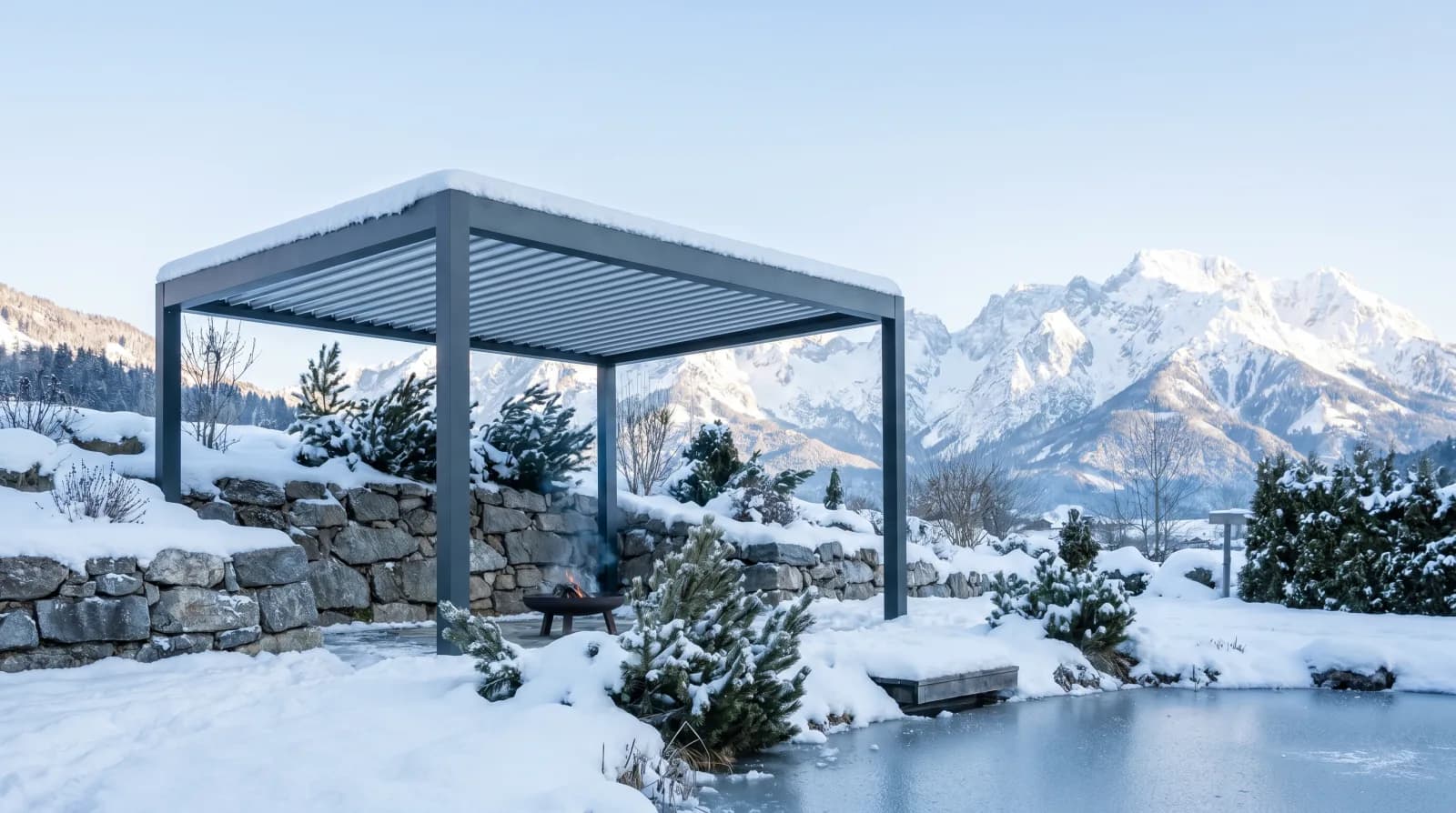 Structure extérieure en aluminium devant une villa suisse